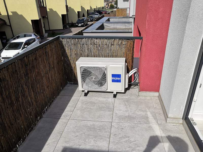 Zamontowana jednostka klimatyzatora na balkonie w Świebodzinie